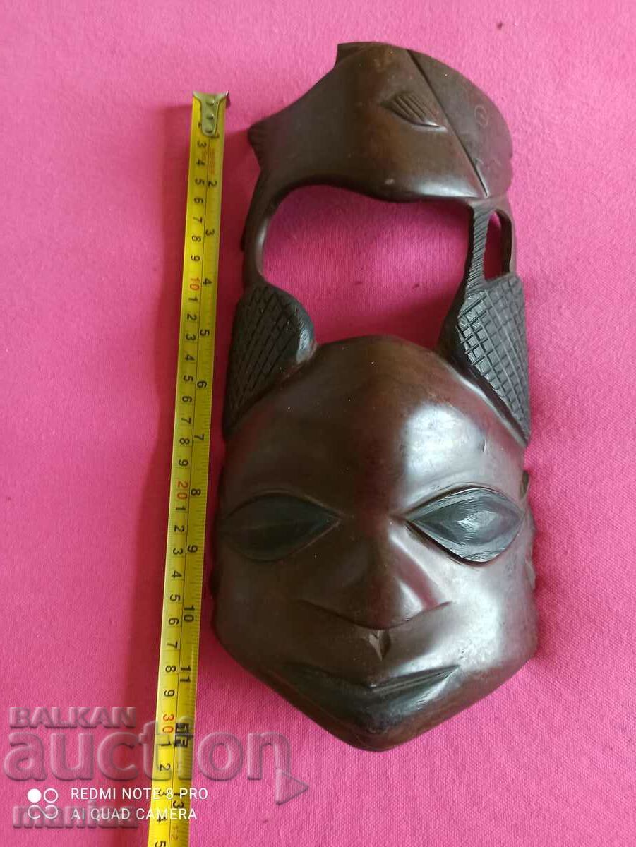 Frumoasă mască africană din lemn