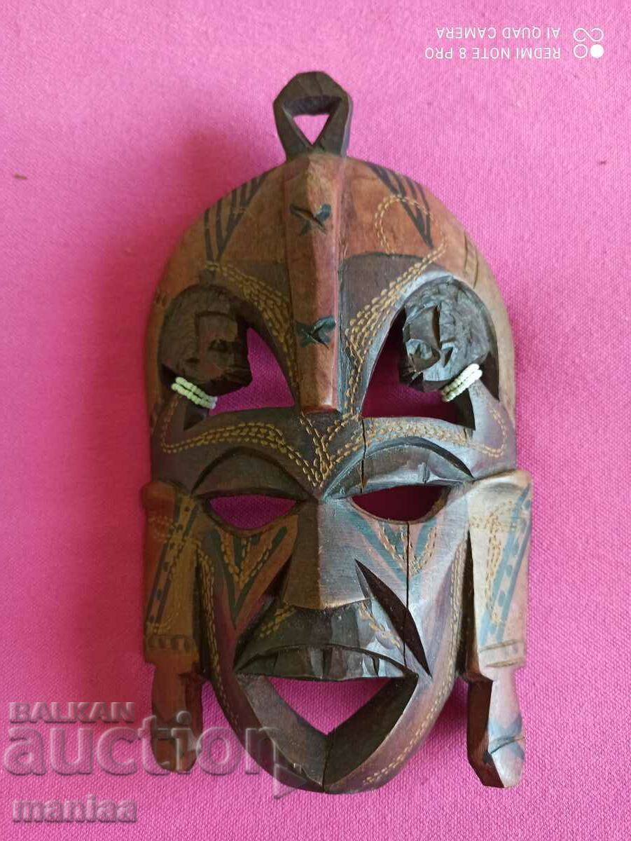 Όμορφη αφρικανική ξύλινη μάσκα με τιμή 80.00 BGN | € 40.90 Όμορφη αφρικανική ξύλινη μάσκα με τιμή 80.00 BGN | € 40.90