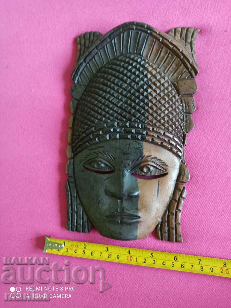 Красива Африканска дървена маска с цена 80.00 лв. | € 40.90 Красива Африканска дървена маска с цена 80.00 лв. | € 40.90