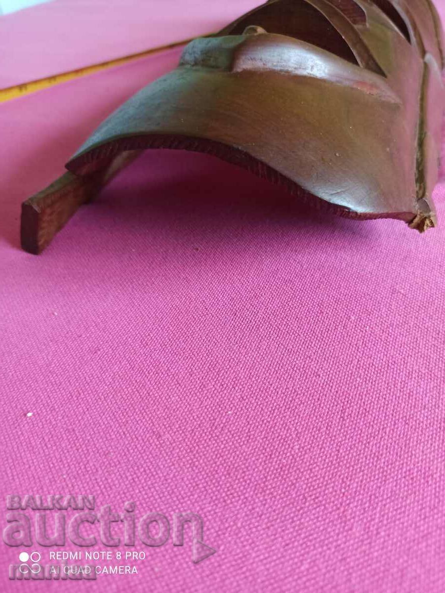 Auction Beautiful African wooden mask Auction Beautiful African wooden mask