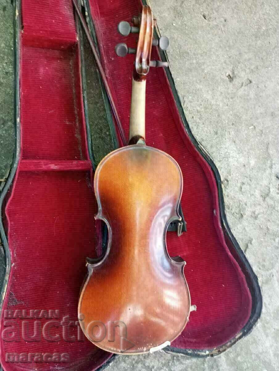 An old violin with price 85.00 BGN | € 43.46 An old violin with price 85.00 BGN | € 43.46