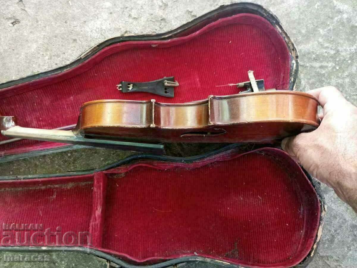 Auction An old violin Auction An old violin