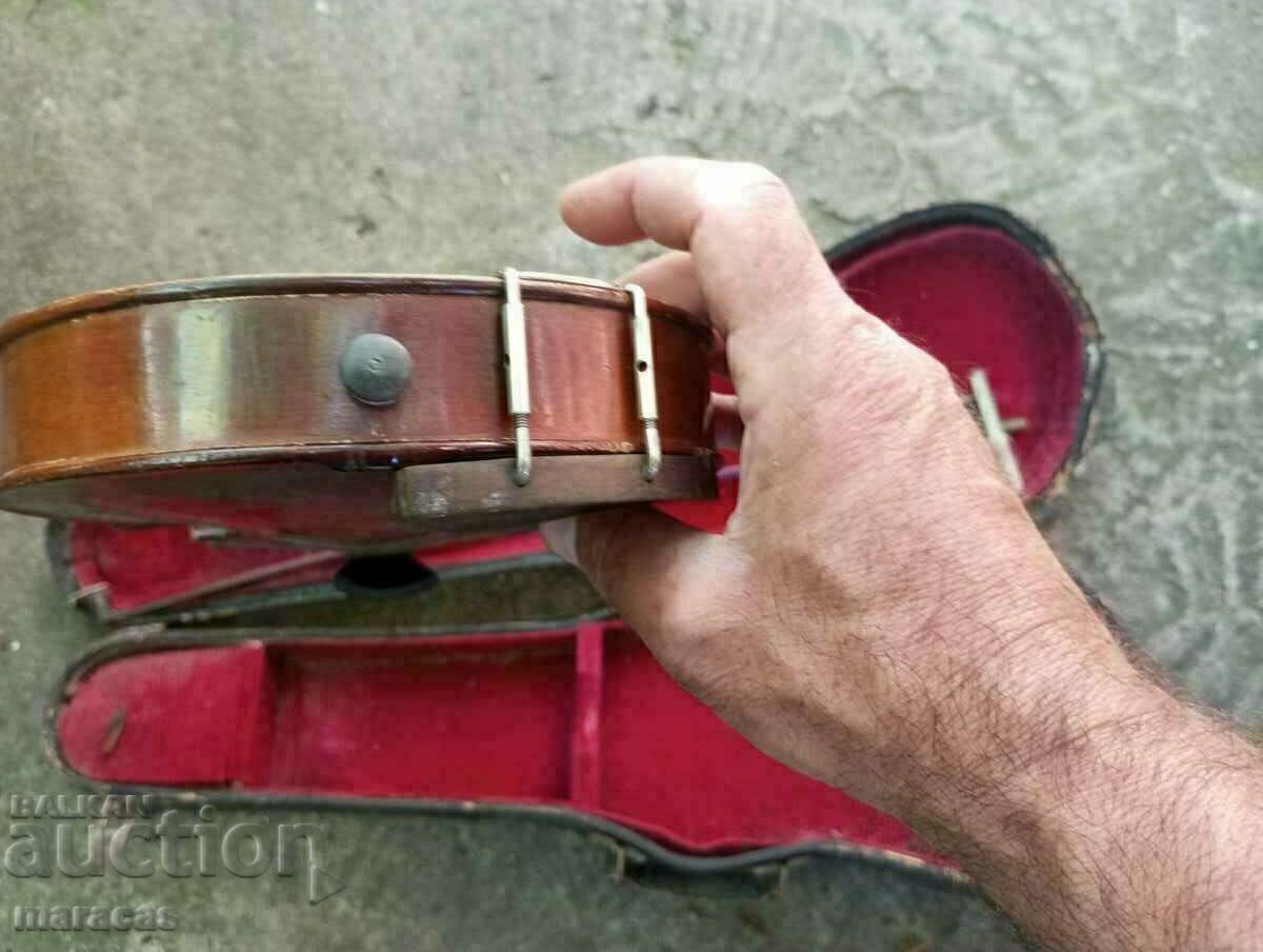 Delivery of An old violin Delivery of An old violin