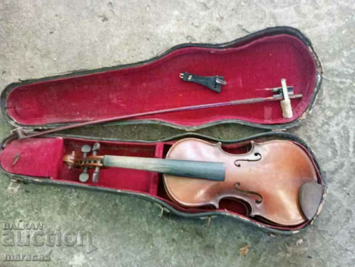 An old violin An old violin