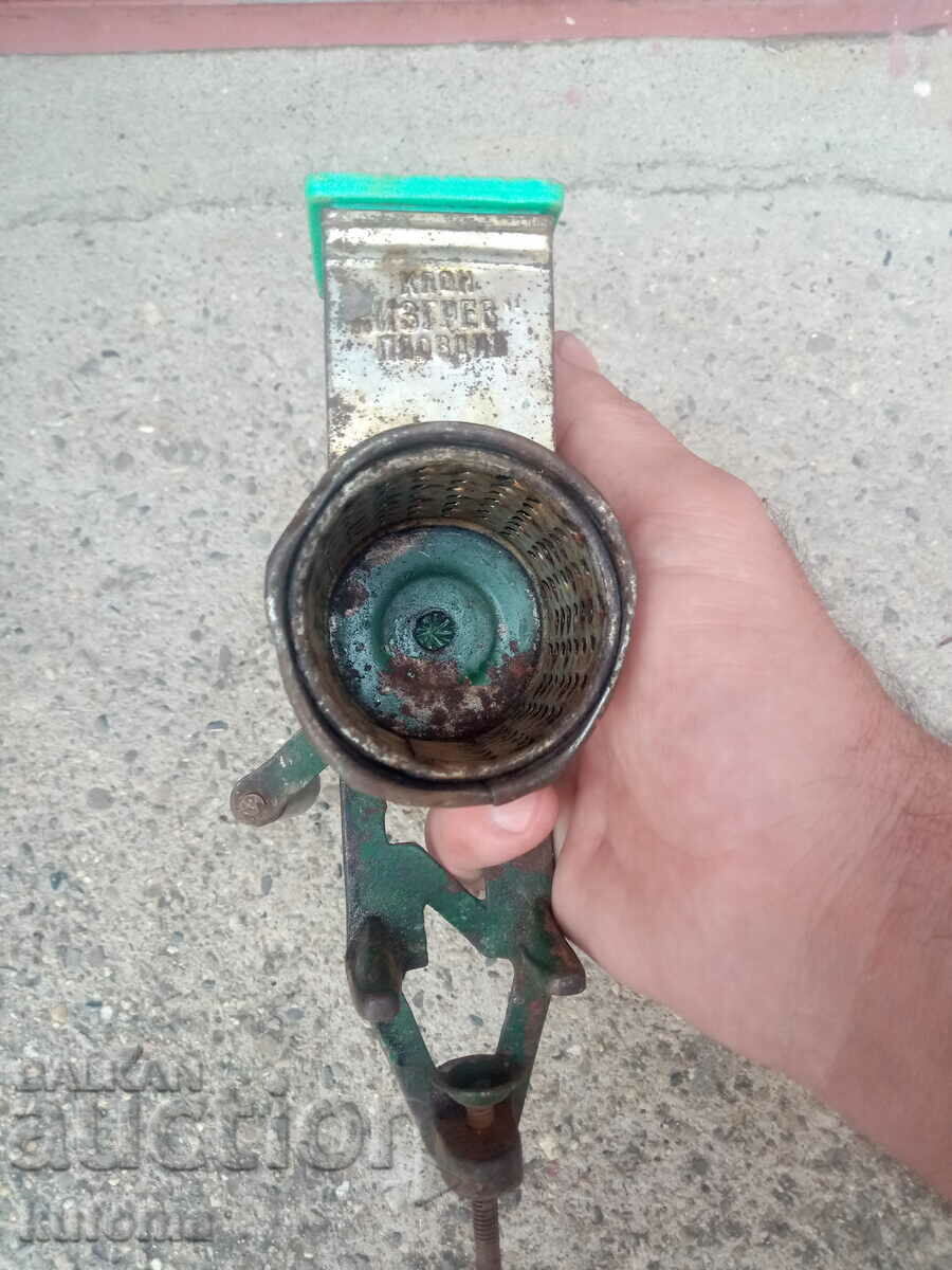 Old Nut Grinder