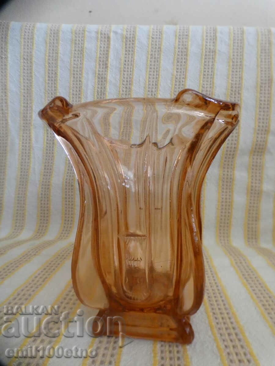 O vaza veche de sticla colorata de pe vremea socai cu pentagrama
