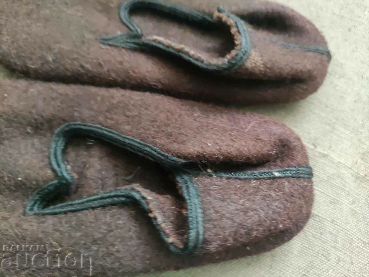 Delivery of slippers with a cord