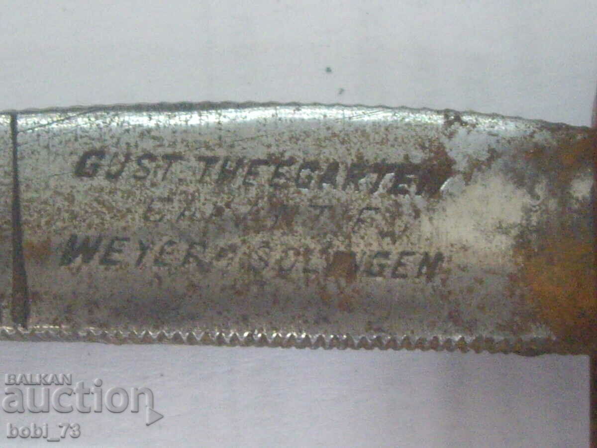 An old razor. - 7 An old razor. - 7