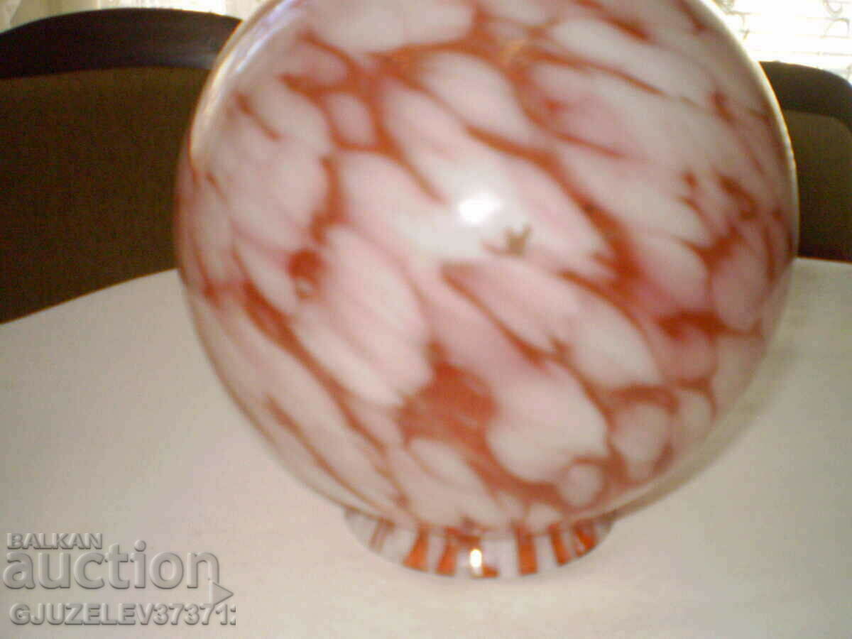 Vechi abajur din sticlă glob multicolor pe o lampă candelabru