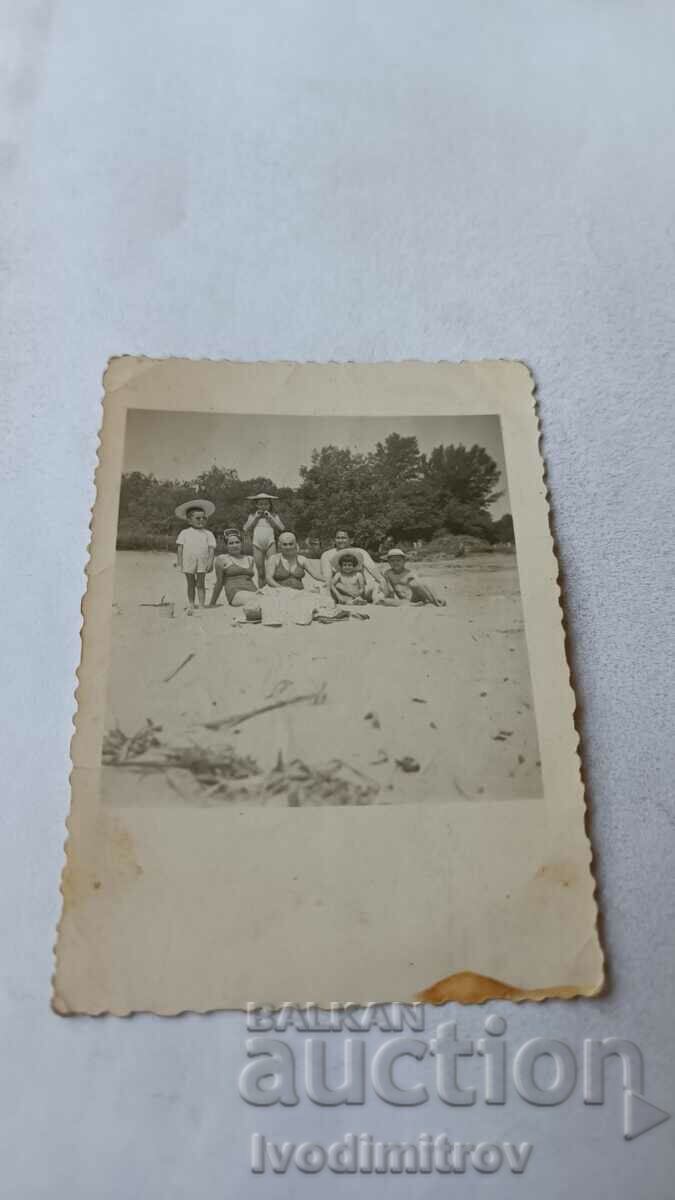 Снимка Жени и деца на плажа