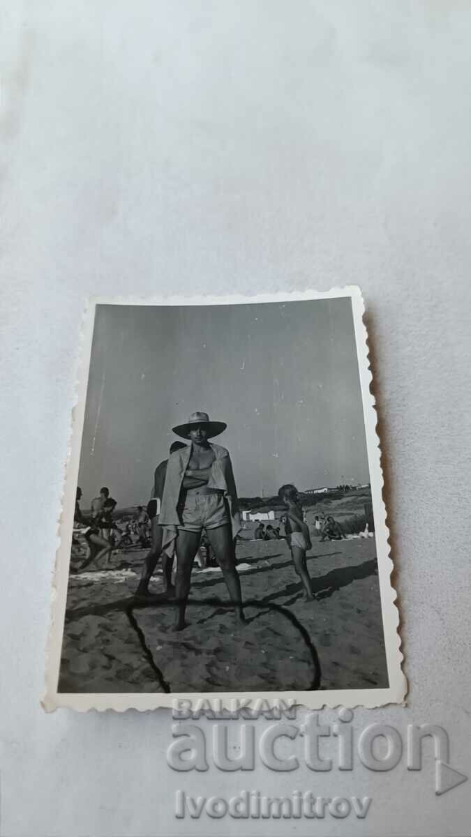 Φωτογραφία του ανθρώπου με μαγιό στην παραλία