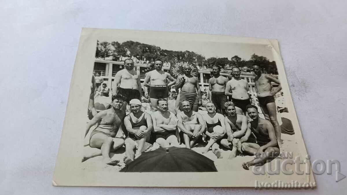 Photo Men and women in vintage swimsuits on the beach