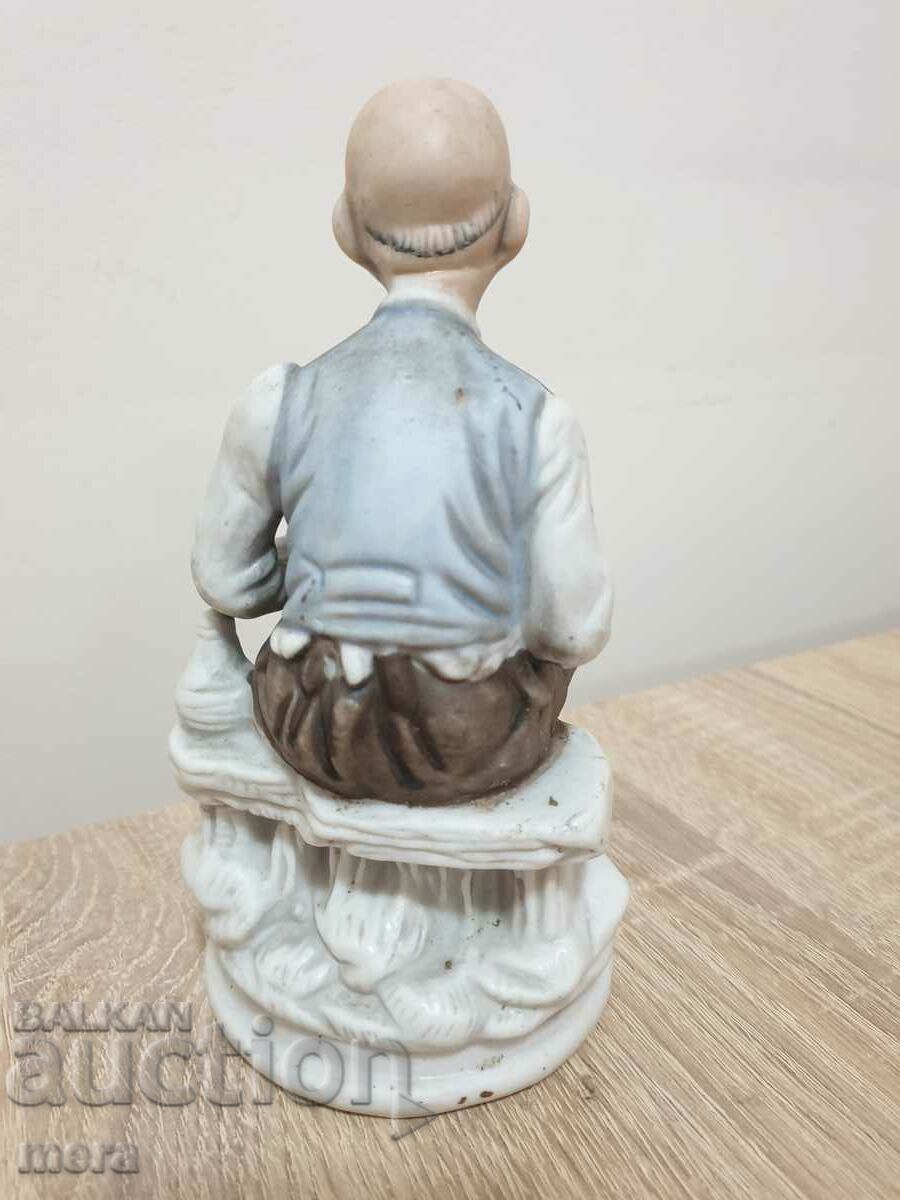 Delivery of Porcelain figure of an old man with a pipe Delivery of Porcelain figure of an old man with a pipe