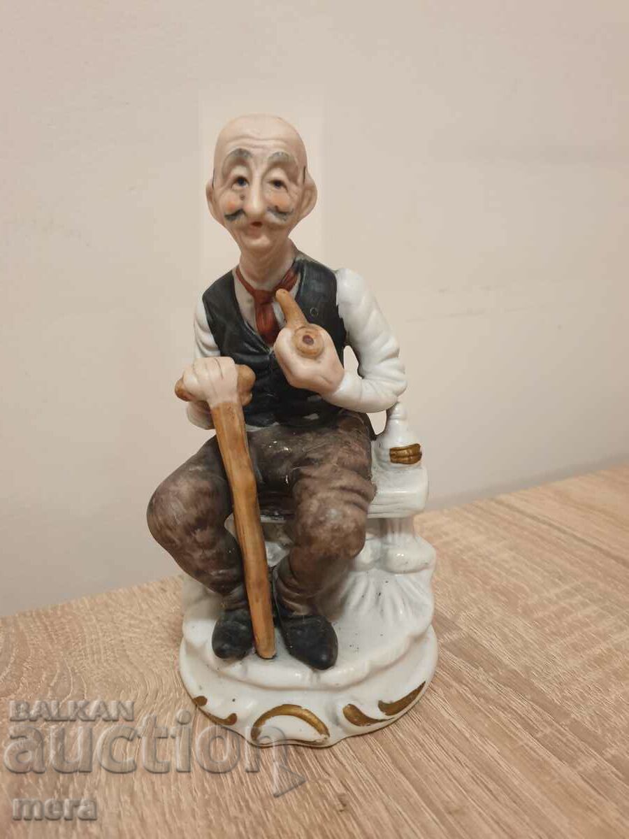 Figura de porțelan a unui bătrân cu pipă