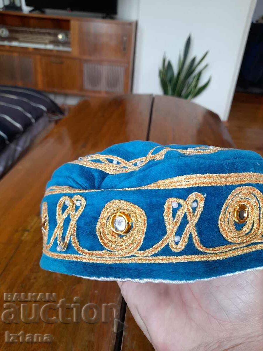 Delivery of Old ethnic hat Delivery of Old ethnic hat