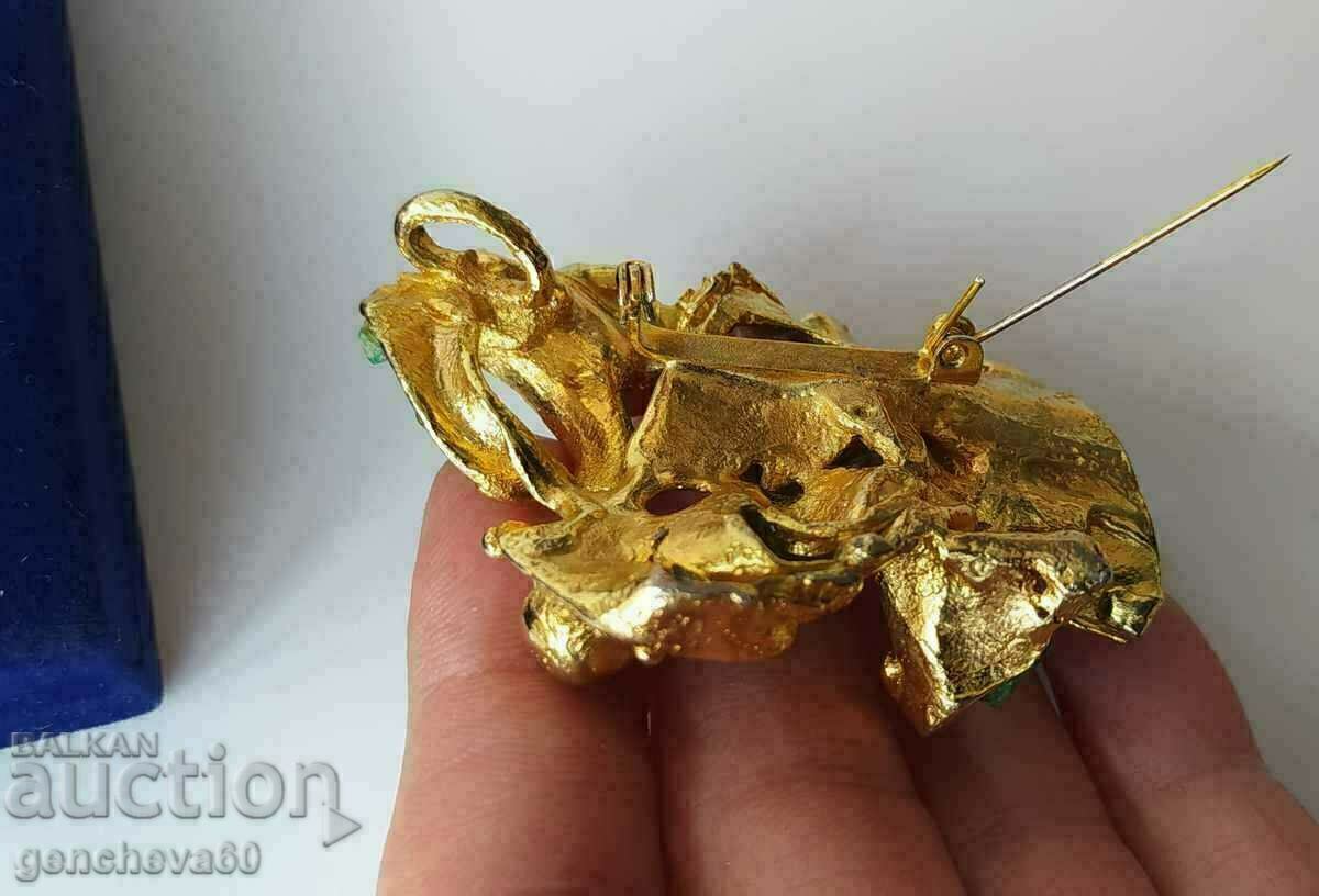 Auction  Vintage brooch gold toned with gemstones