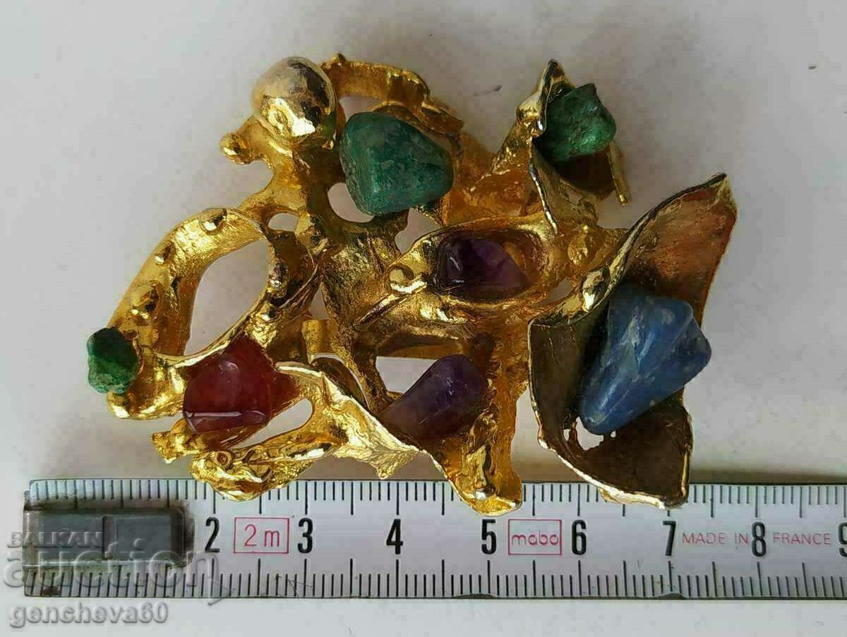 Delivery of Vintage brooch gold toned with gemstones