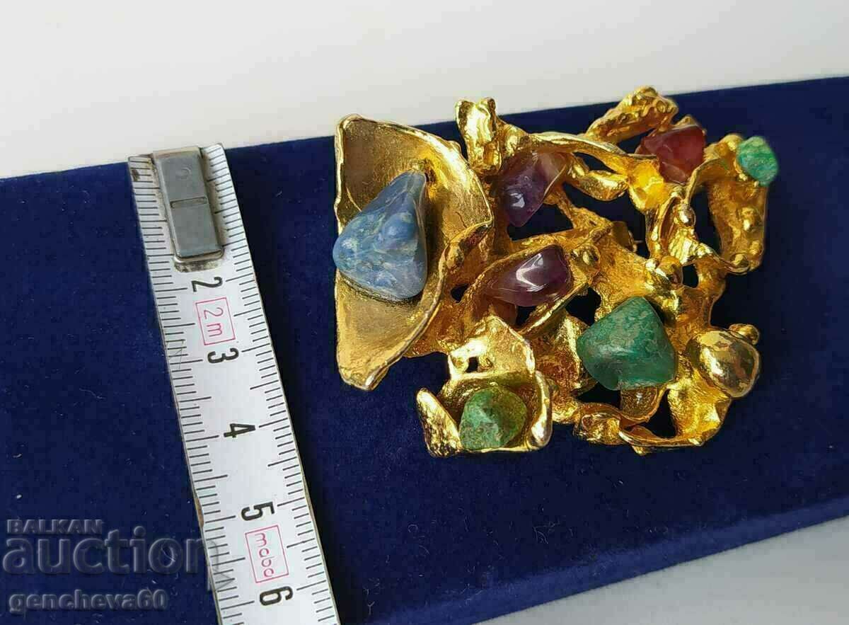 Vintage brooch gold toned with gemstones