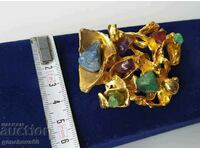 Vintage brooch gold toned with gemstones