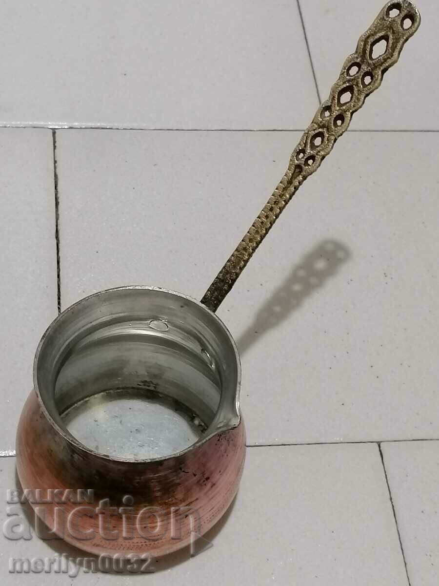 Старо медно калайдисано джезве, кафеник, бакър, меден съд с цена 41.00 лв. | € 20.96 Старо медно калайдисано джезве, кафеник, бакър, меден съд с цена 41.00 лв. | € 20.96