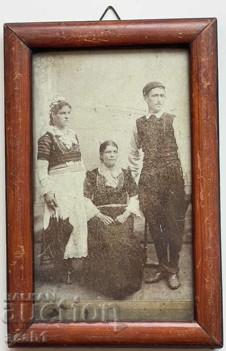 Стара семейна снимка картон