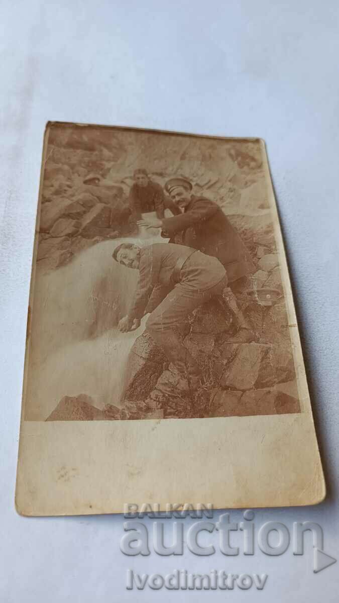 Fotografie Xanthi Trei ofițeri pe un pârâu furibund 1918