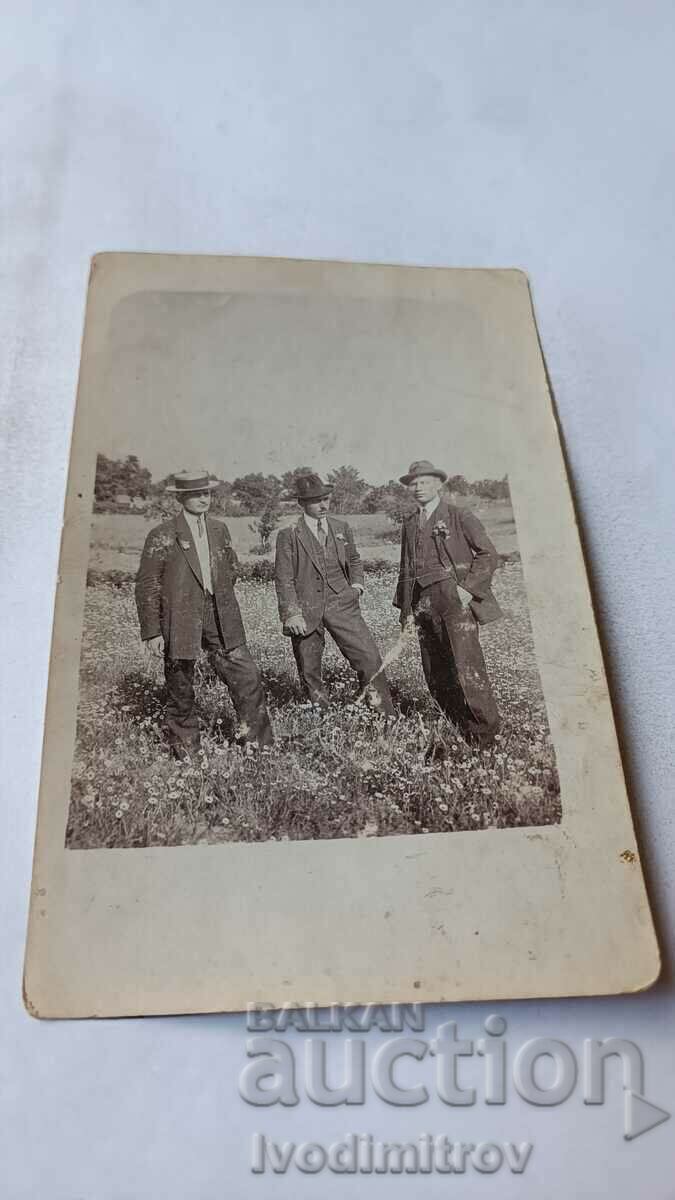 Fotografie Xanthi Trei bărbați bine îmbrăcați pe o pajiște 1918