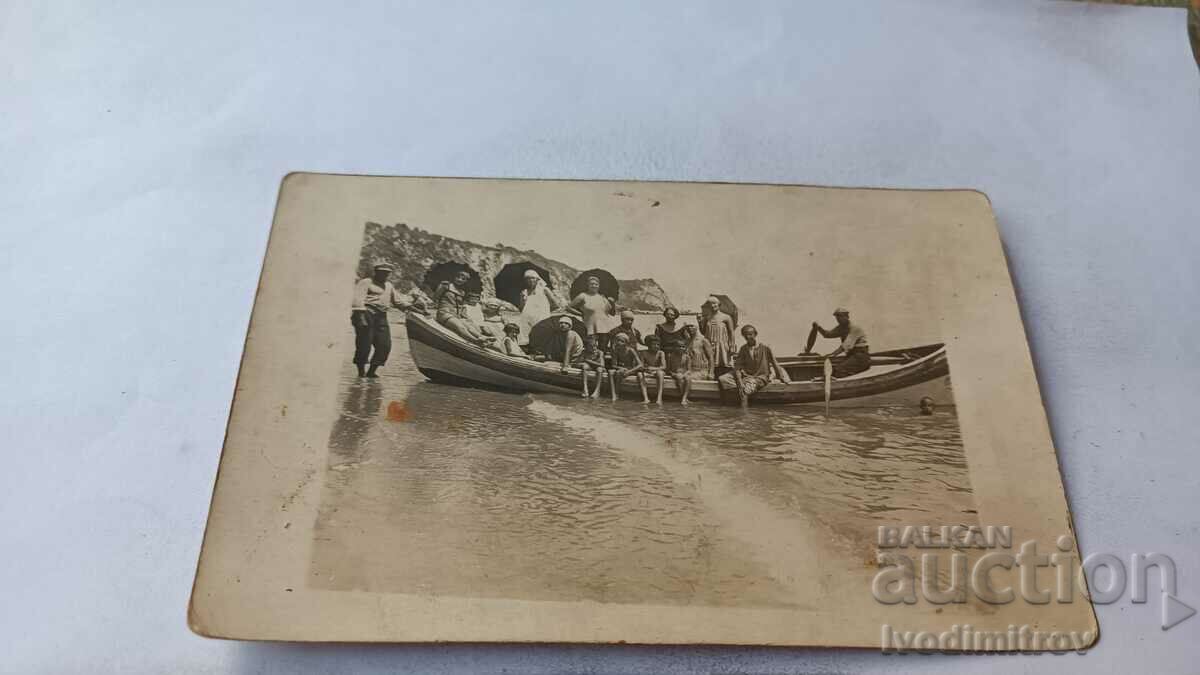 Φωτογραφία Δύο άνδρες, γυναίκες και παιδιά σε μια βάρκα για βόλτες στη θάλασσα