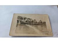 Φωτογραφία Δύο άνδρες, γυναίκες και παιδιά σε μια βάρκα για βόλτες στη θάλασσα