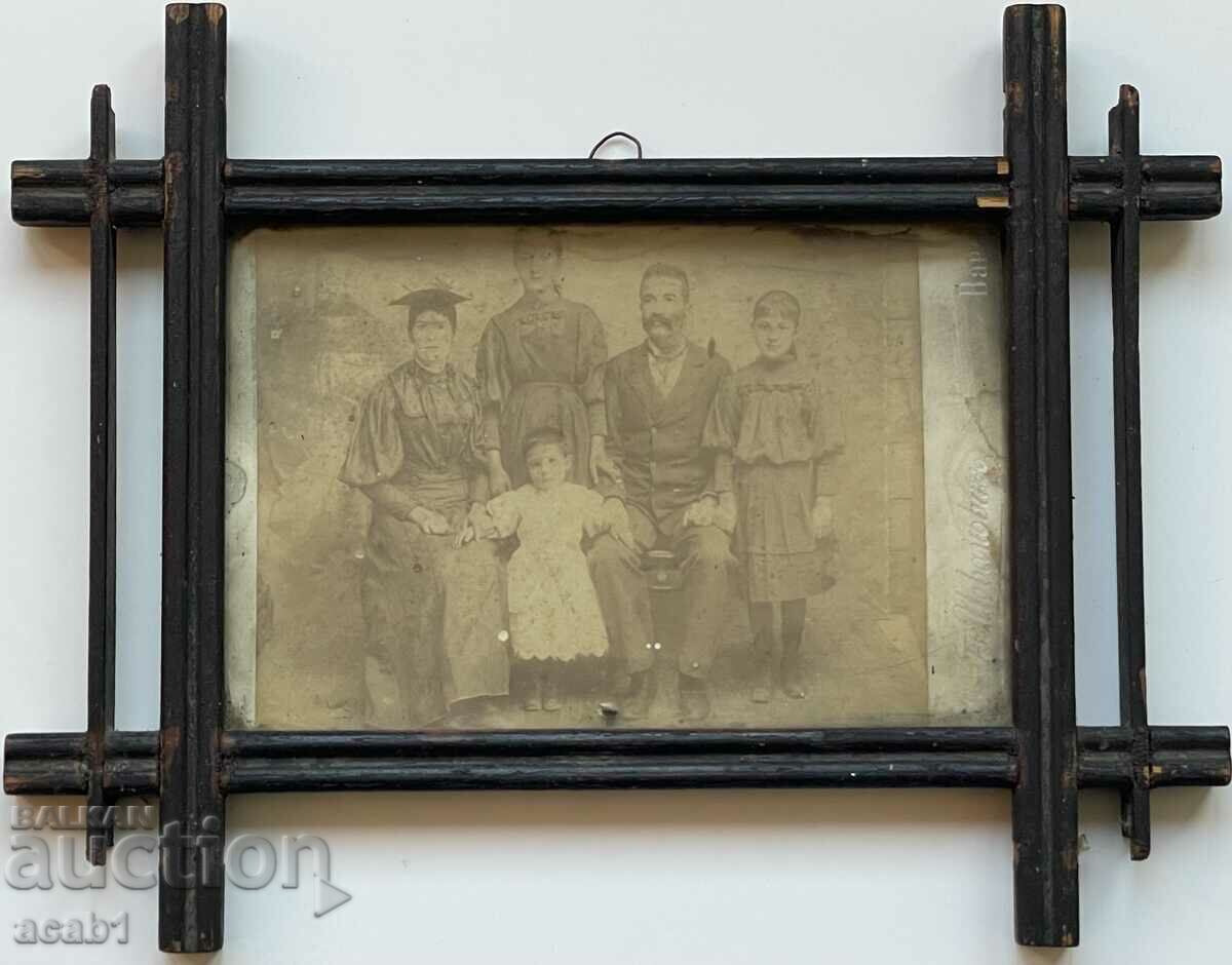 Fotografie veche de familie într-un cadru Varna