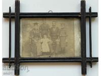Fotografie veche de familie într-un cadru Varna