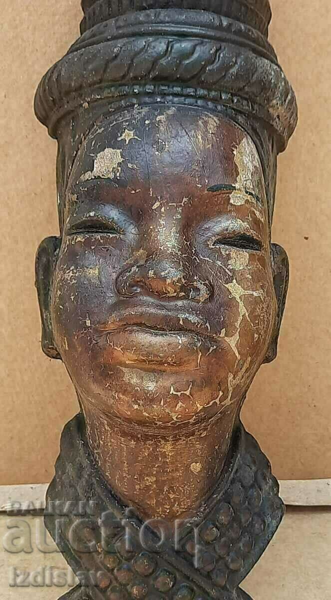 Licitație Figurină de perete africană din fontă, Benin. Licitație Figurină de perete africană din fontă, Benin.