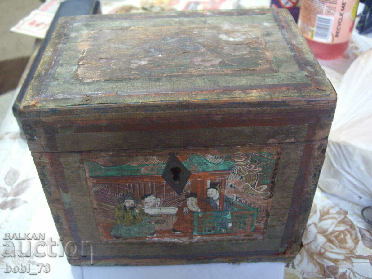 Πολύ παλιό ξύλινο κουτί ζωγραφισμένο στο χέρι.
