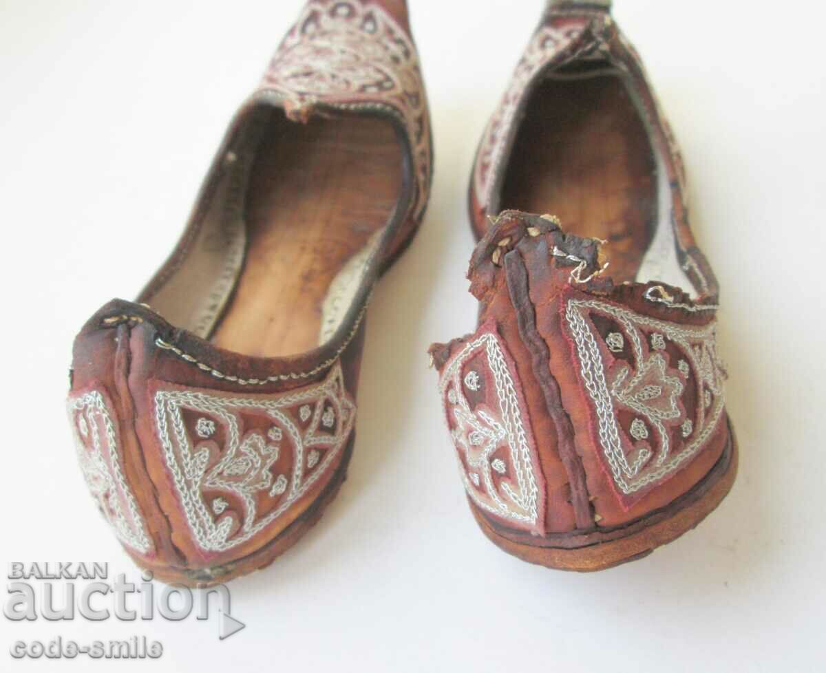 Auction Old Muslim children's shoes for wearing leather and tinsel Auction Old Muslim children's shoes for wearing leather and tinsel