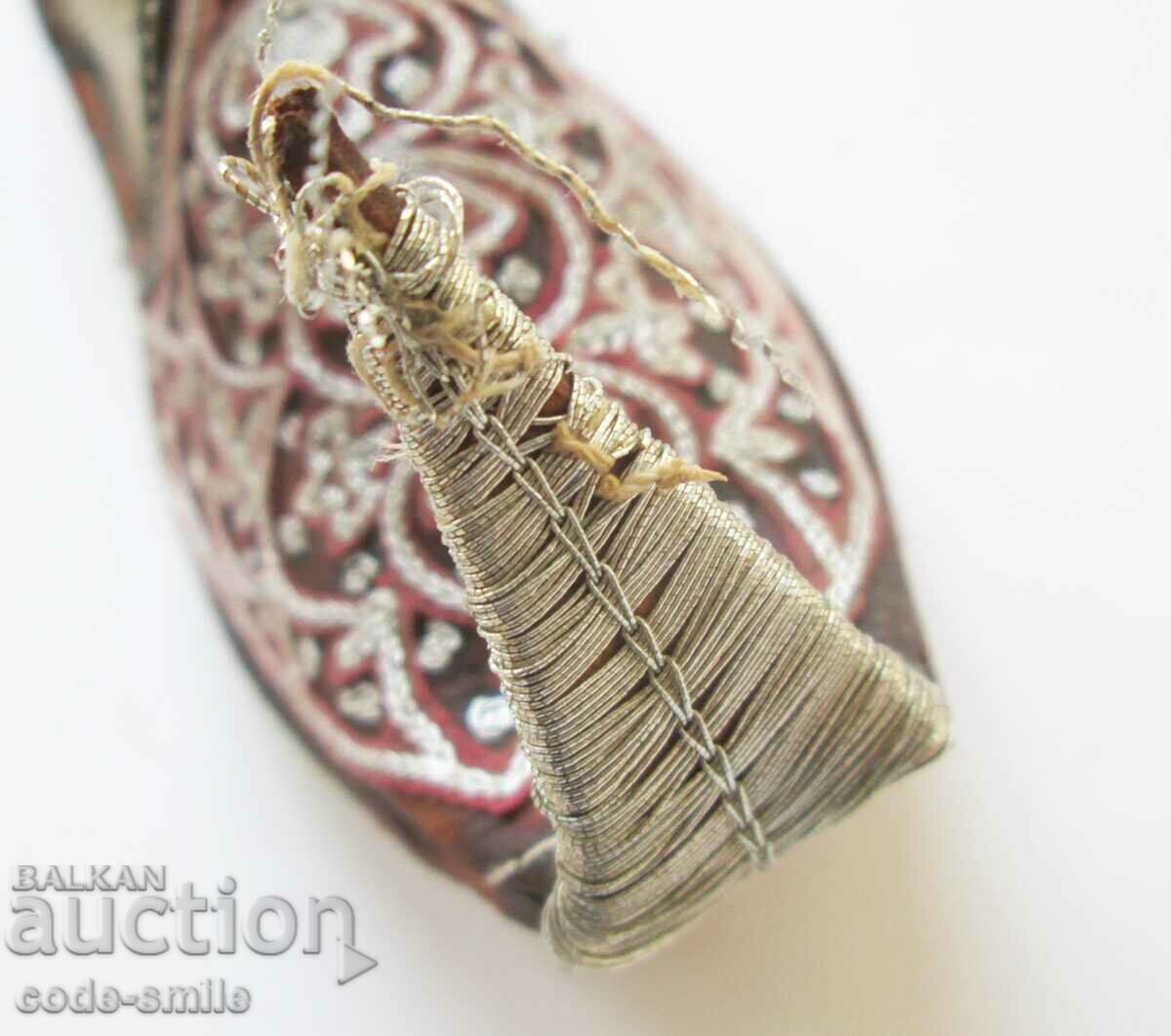 Delivery of Old Muslim children's shoes for wearing leather and tinsel Delivery of Old Muslim children's shoes for wearing leather and tinsel