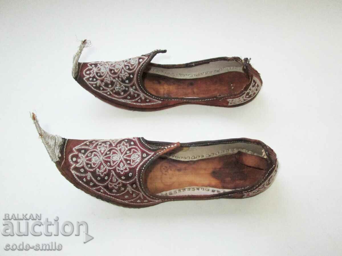 Pantofi vechi pentru copii musulmani pentru a purta piele și beteală