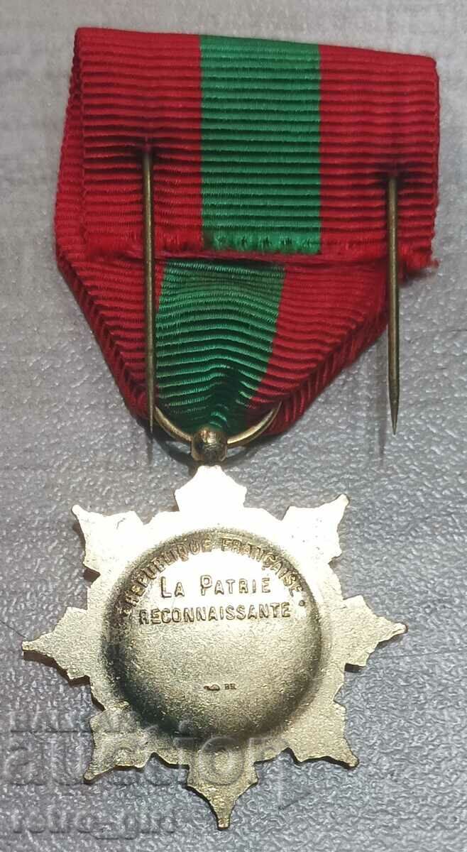 Доставка на Продавам Френски медал. Доставка на Продавам Френски медал.