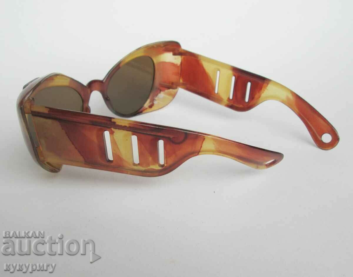 Auction  Authentic vintage ladies sunglasses 1960s unused