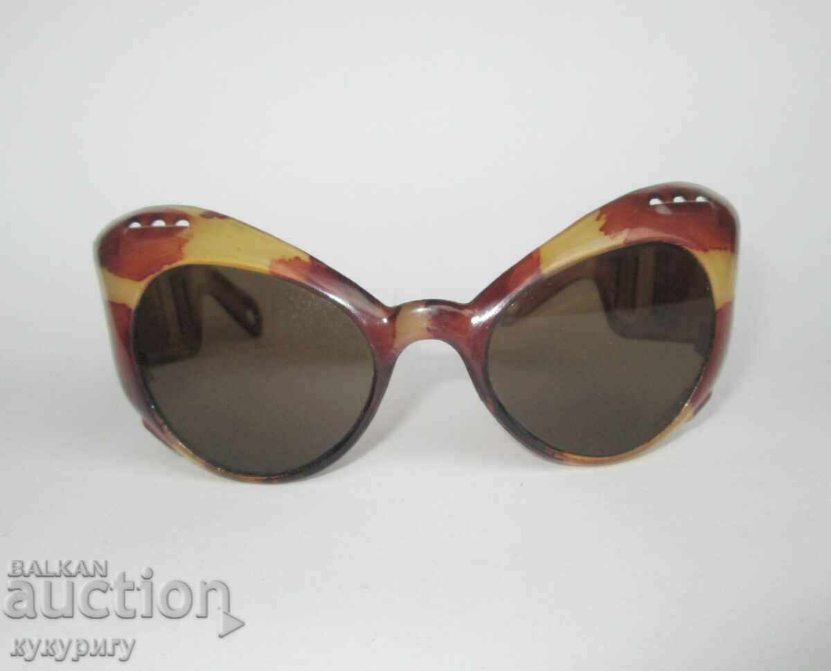 Delivery of Authentic vintage ladies sunglasses 1960s unused