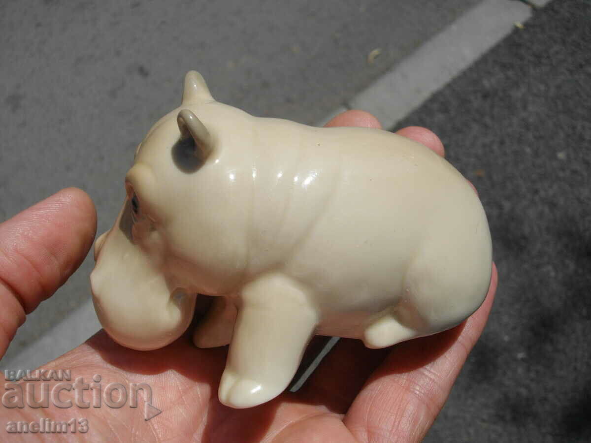Licitație HIPOPOMAT VECHI DE PORCELAN Licitație HIPOPOMAT VECHI DE PORCELAN