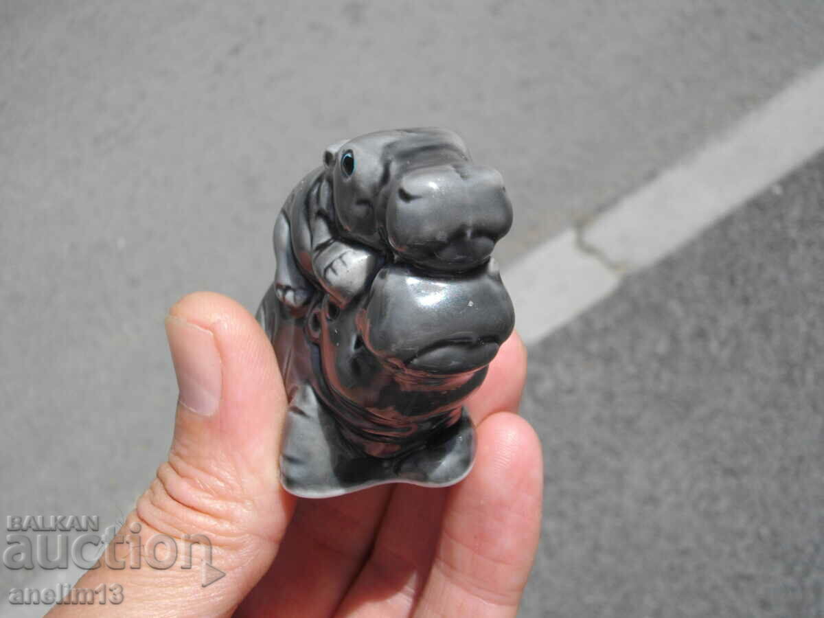 HIPOPOTAMIS VECHI DE PORCELAN cu preț 35.00 BGN | € 17.90 HIPOPOTAMIS VECHI DE PORCELAN cu preț 35.00 BGN | € 17.90