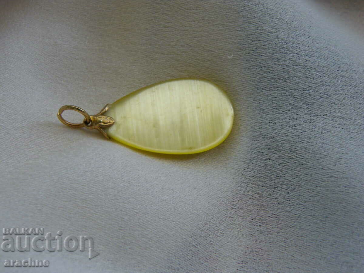 Auction Locket - large chrysoberyl with "cat's eye" effect Auction Locket - large chrysoberyl with "cat's eye" effect
