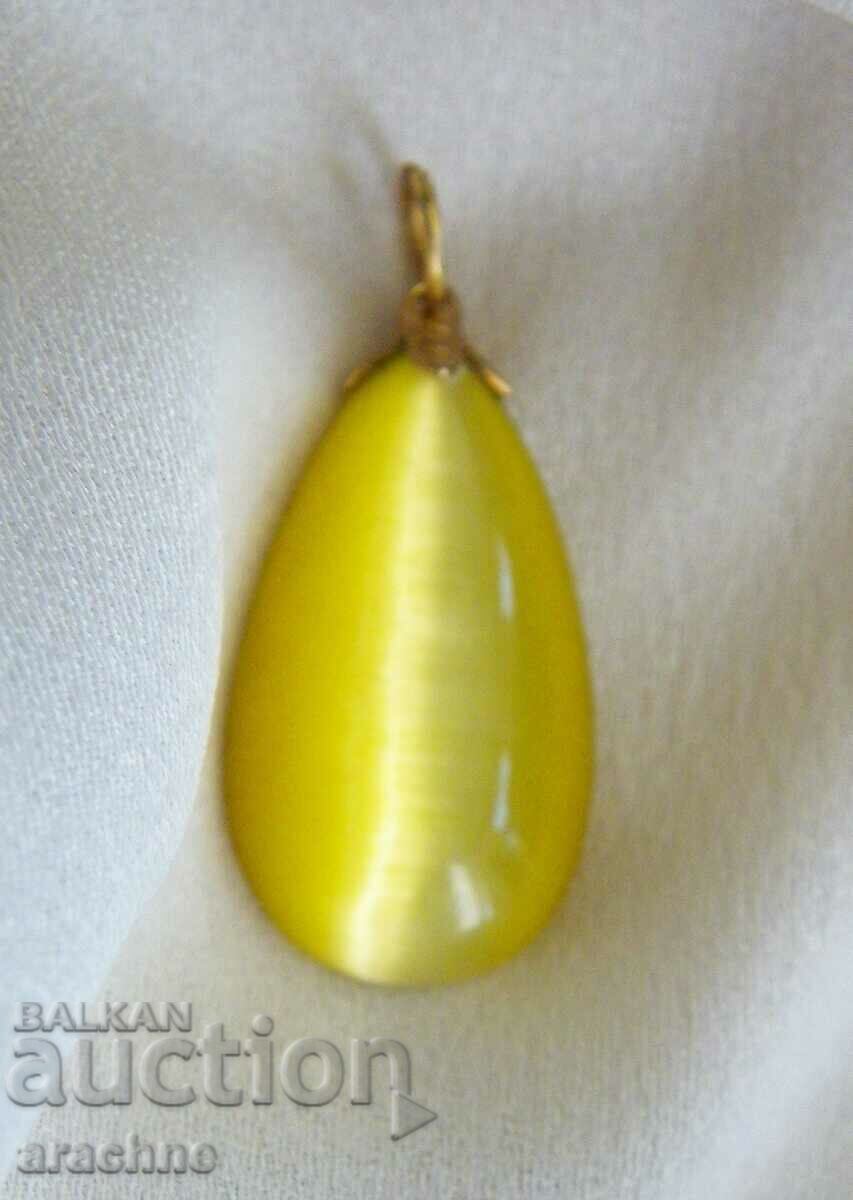 Locket - crisoberil mare cu efect „ochi de pisică”.
