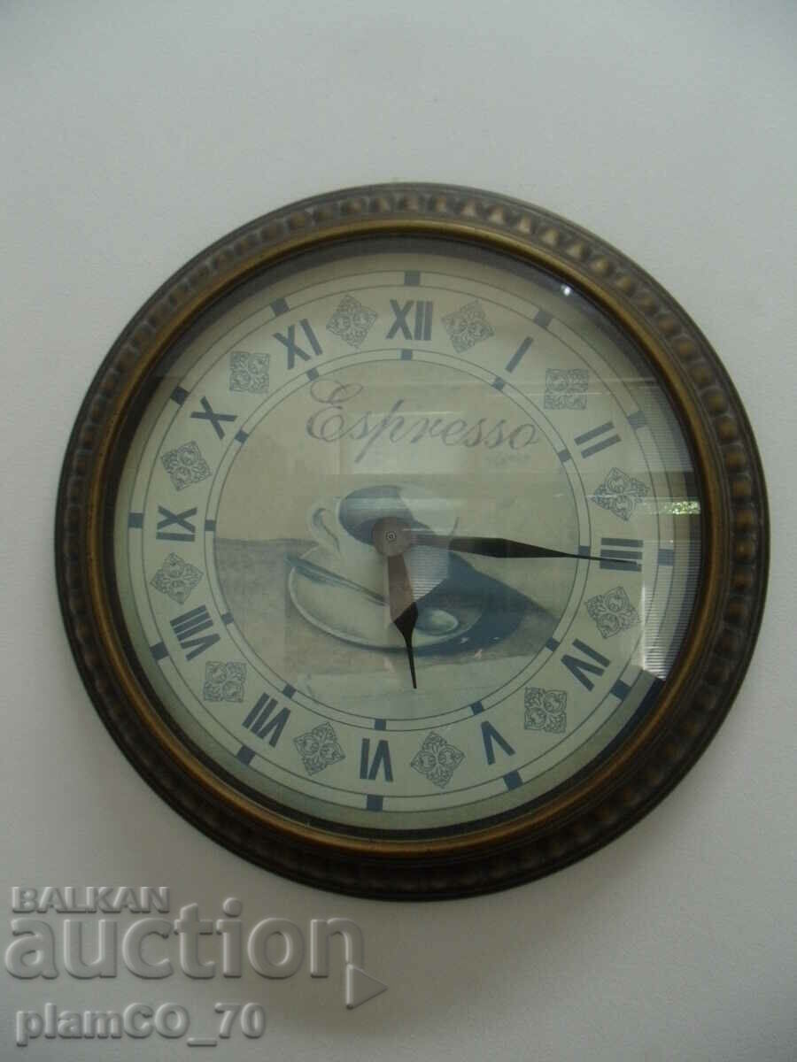 #*7072 old wall clock - quartz movement - working