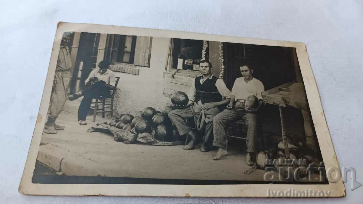Fotografie bărbați din Pleven în fața unui magazin de dovleac 1937