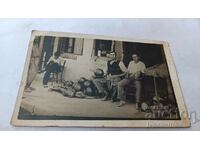 Fotografie bărbați din Pleven în fața unui magazin de dovleac 1937