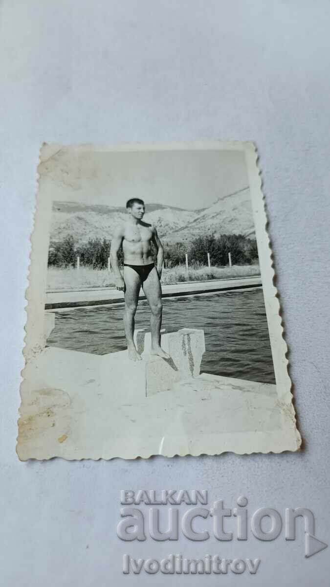 Fotografie Tânăr în costum de baie la piscină