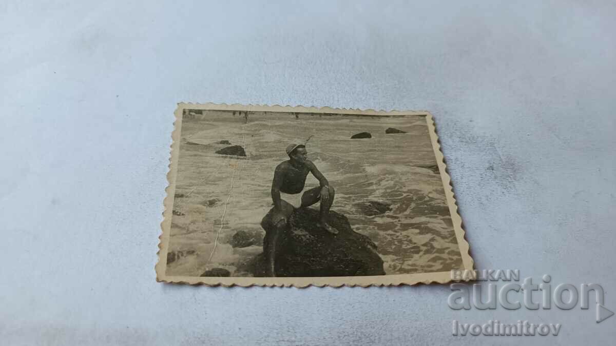 Φωτογραφία Βάρνα Ένας άντρας με μαγιό σε μια πέτρα στην παραλία 1948