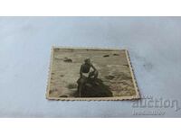 Fotografie Varna Un bărbat în costum de baie pe o piatră pe malul mării 1948