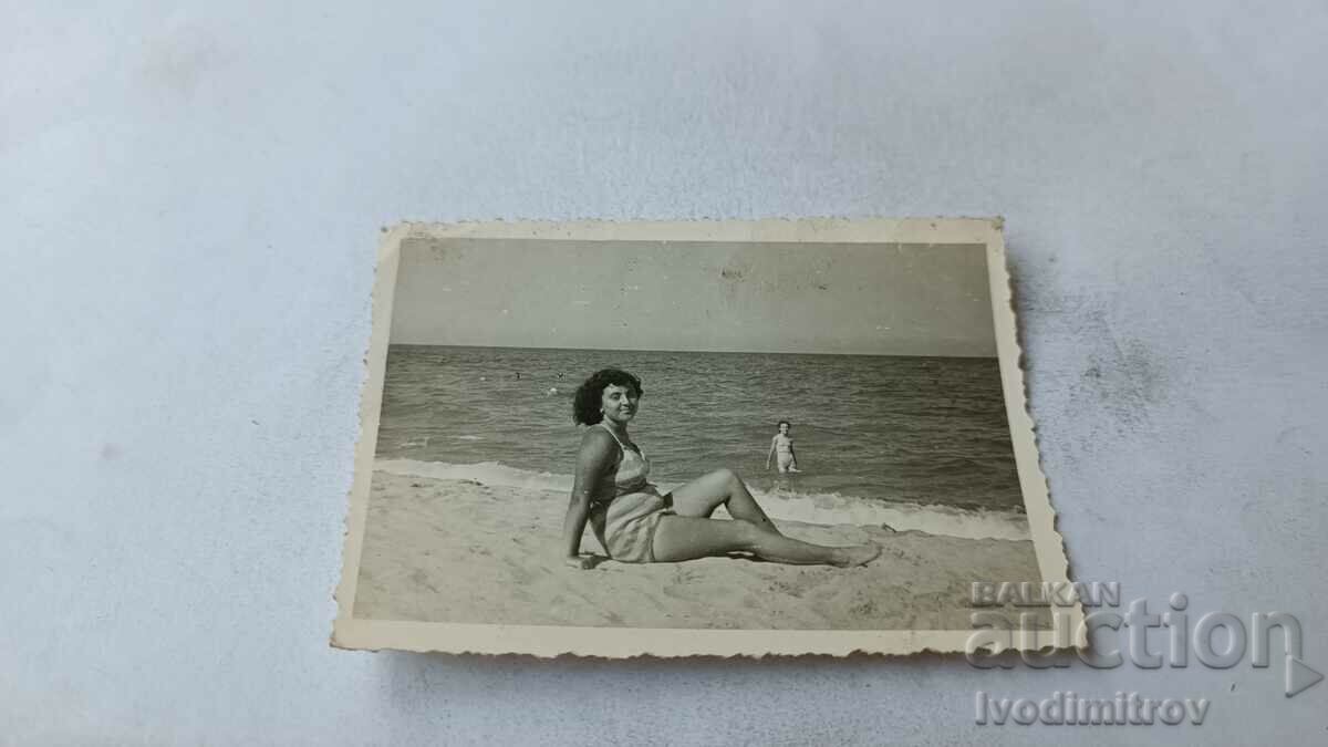 Снимка Млада жена на плажа